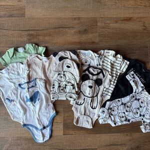 Gerber 0-3 Month Onesie and Hat Bundle